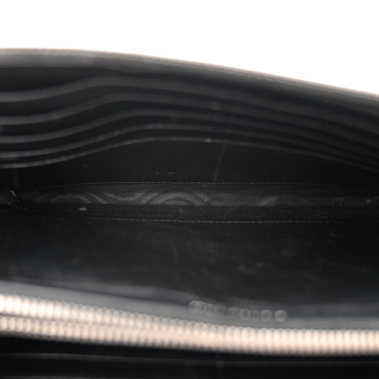 Saint Laurent Metallic Lambskin Matelasse Chevron Monogram Chain Wallet Argento 5 of 16