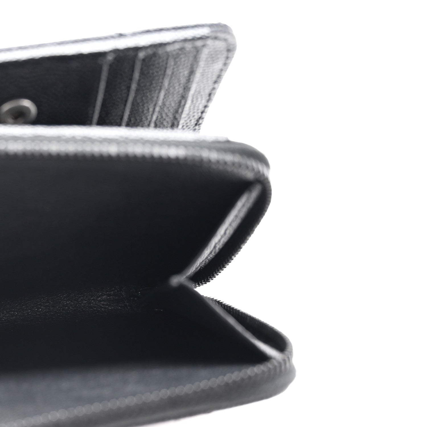Saint Laurent Grain De Poudre Matelasse Chevron Monogram Monochrome Compact Zip Around Wallet Black 6 of 9