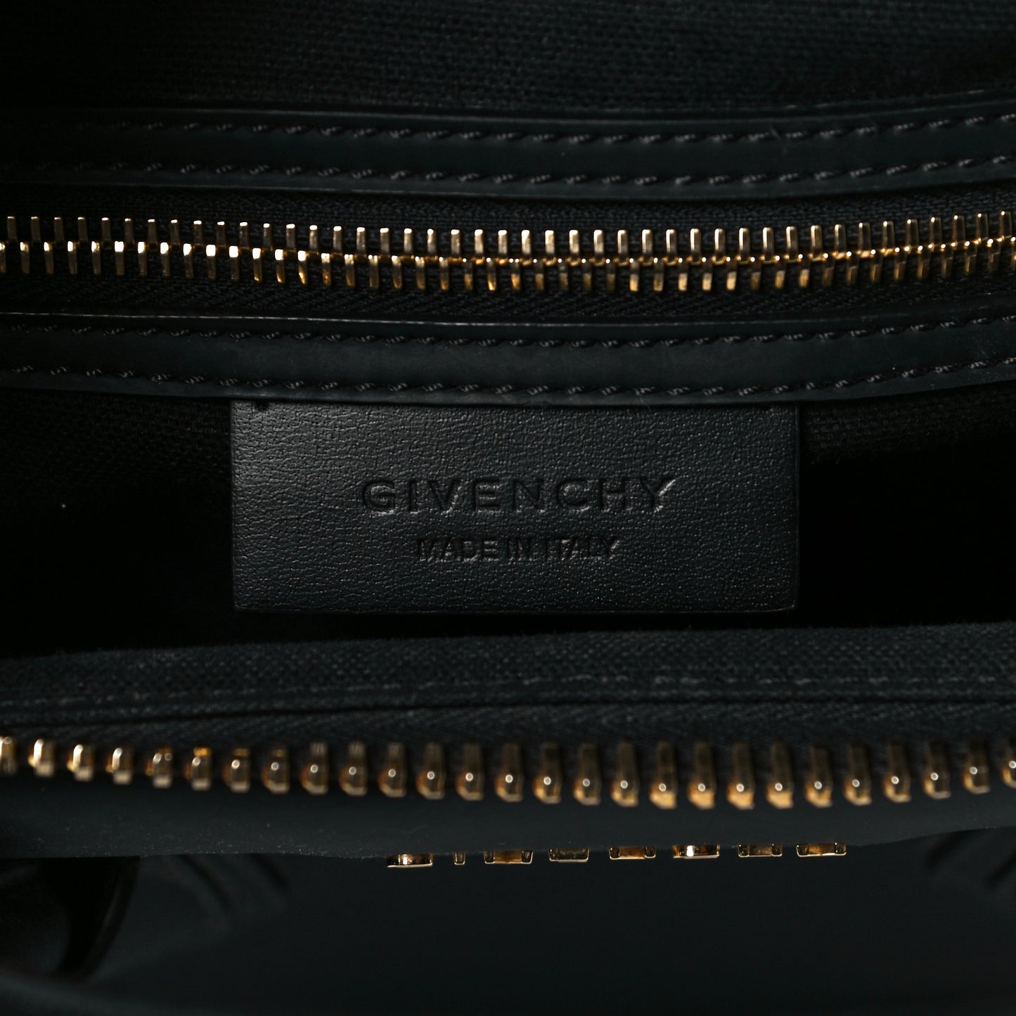 Rubber Effect Calfskin Medium Antigona Black