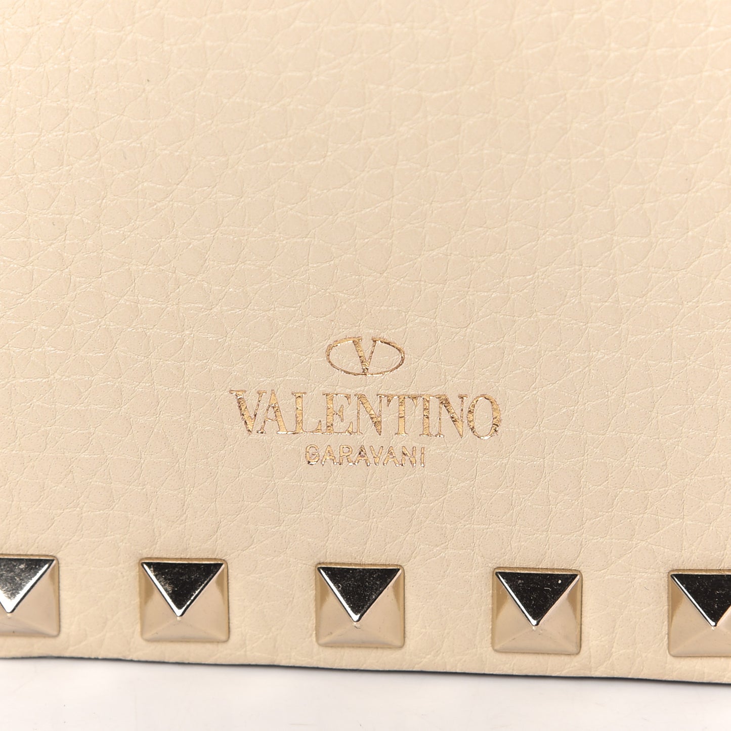 Pebbled Calfskin Rockstud Wallet on Chain Light Ivory