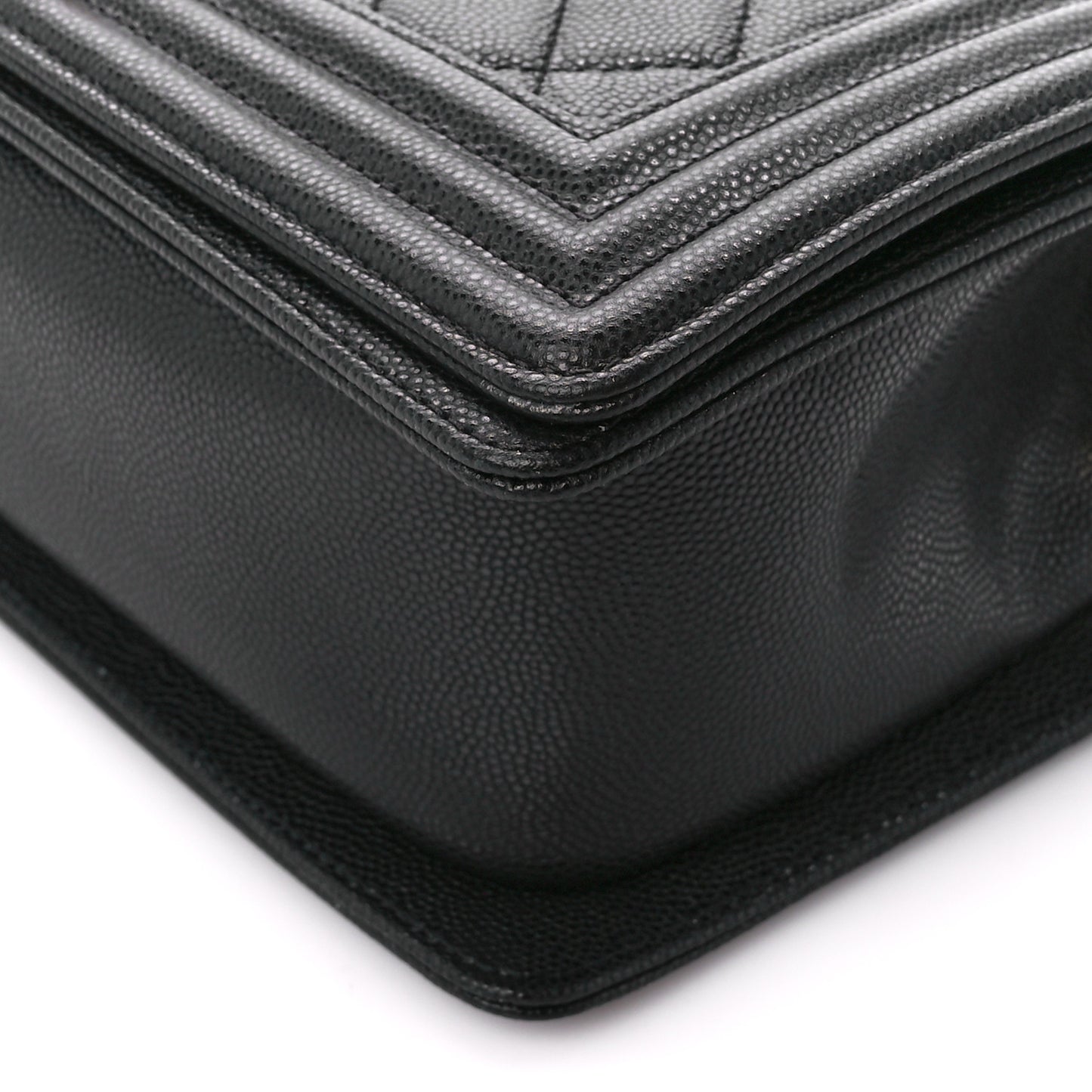 Caviar Quilted Medium Boy Flap Black