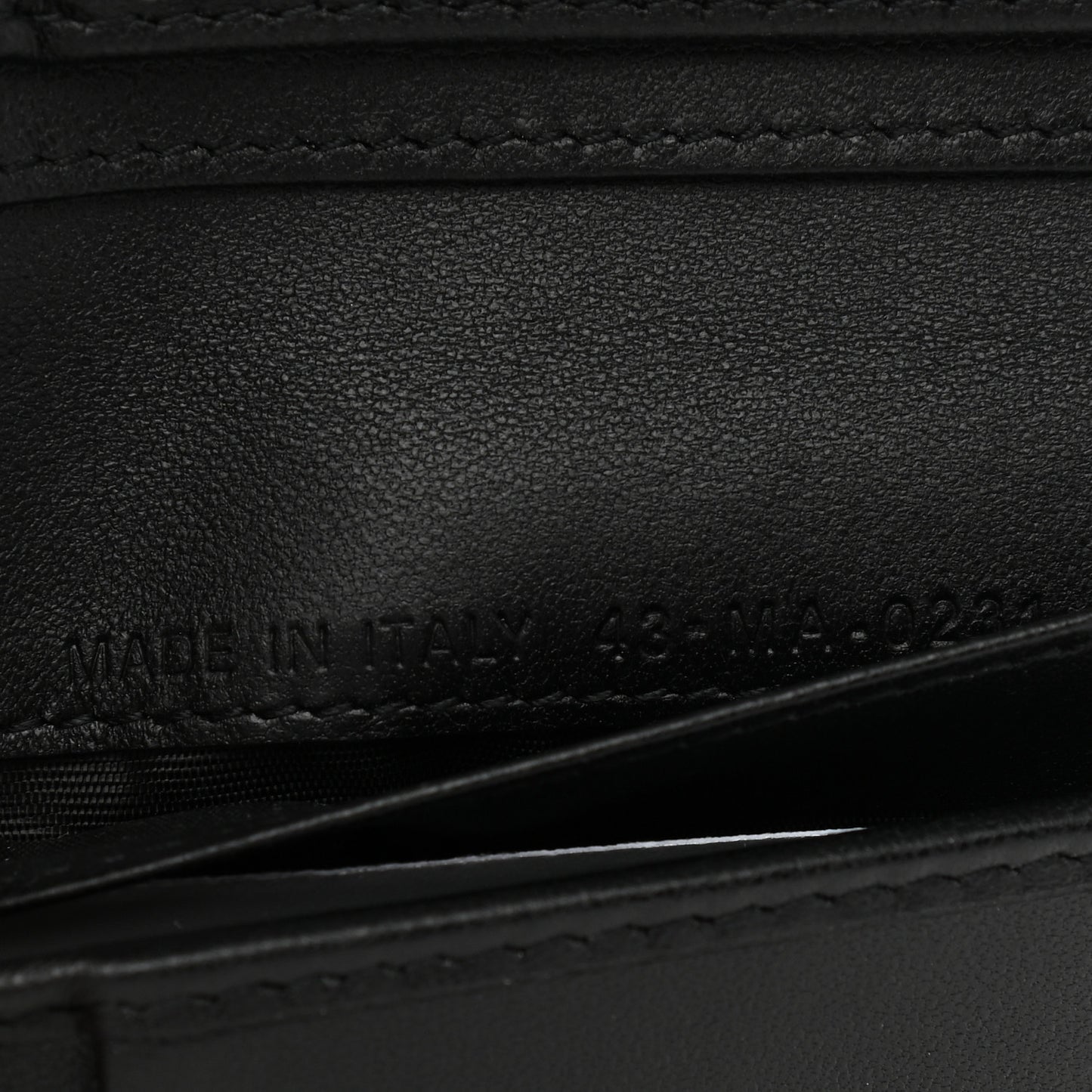 Grained Calfskin Supple Cannage Caro Scarlet Zipped Wallet Black