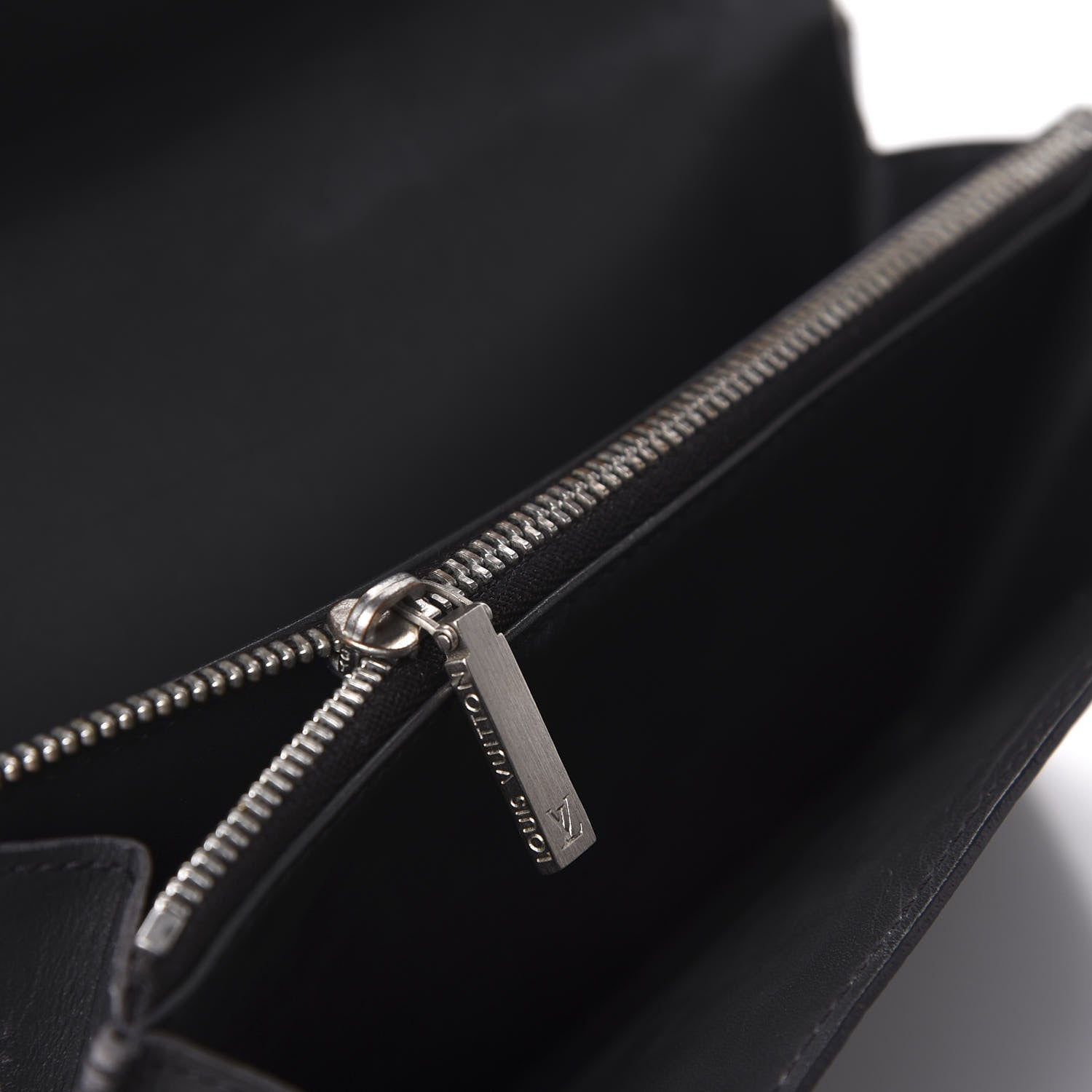 Louis Vuitton Mat Monogram Sarah Wallet Gris 10 of 10