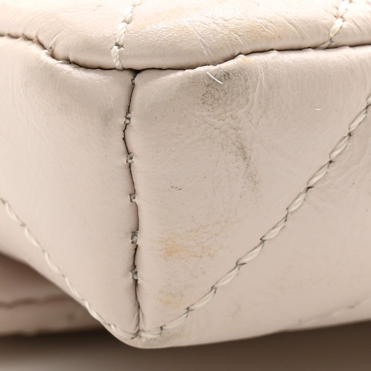 Aged Calfskin Chevron Quilted Reissue 2.55 Clutch Ivory