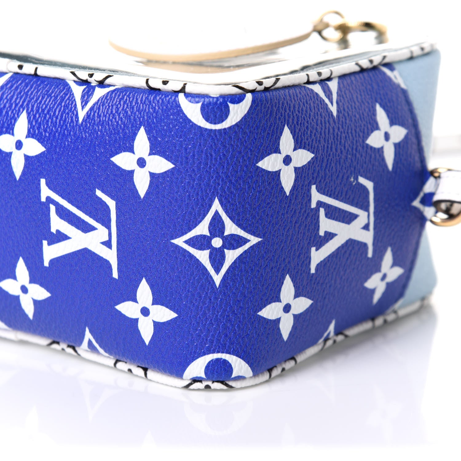 Louis Vuitton Monogram Giant Hamptons Beach Pouch Blue 11 of 12