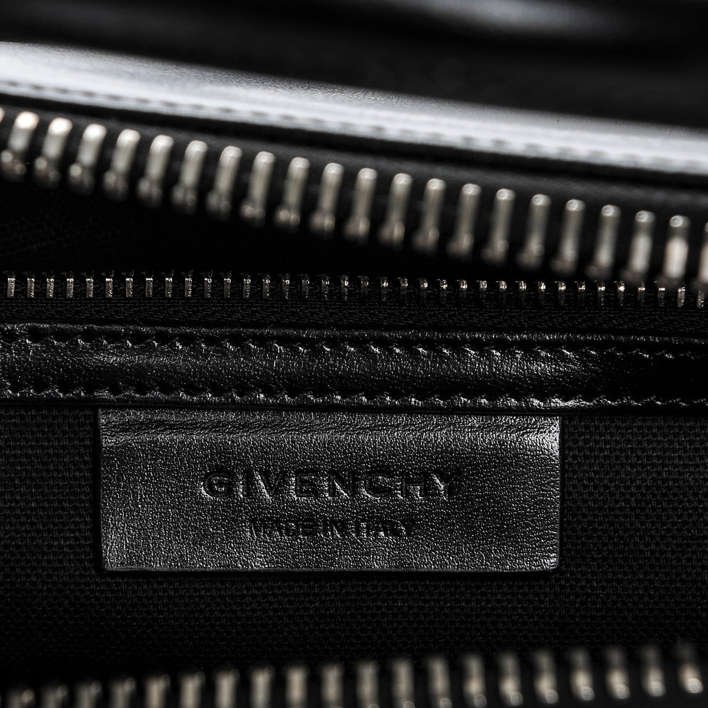 Shiny Lord Calfskin Medium Antigona Black