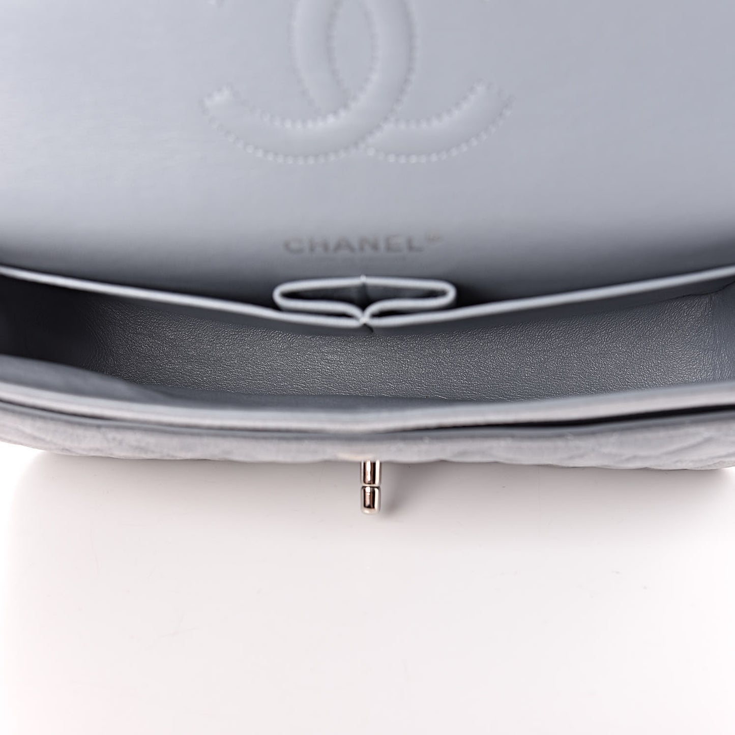 Iridescent Caviar Quilted Medium Double Flap Light Grey