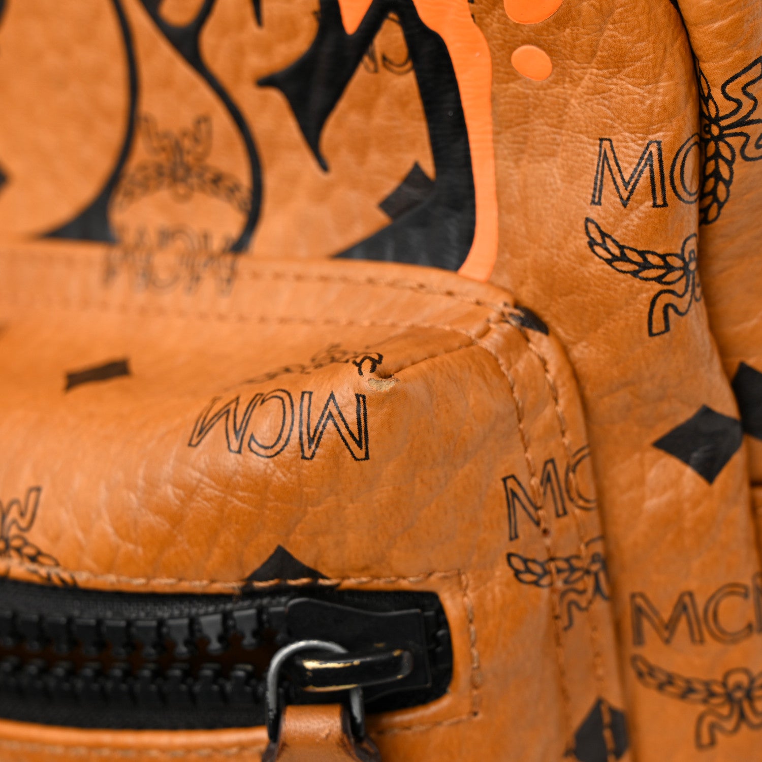 MCM 　限定品バッグ MCM X SAMBYPEN Visetos Small Stark Backpack Cognac 1320419