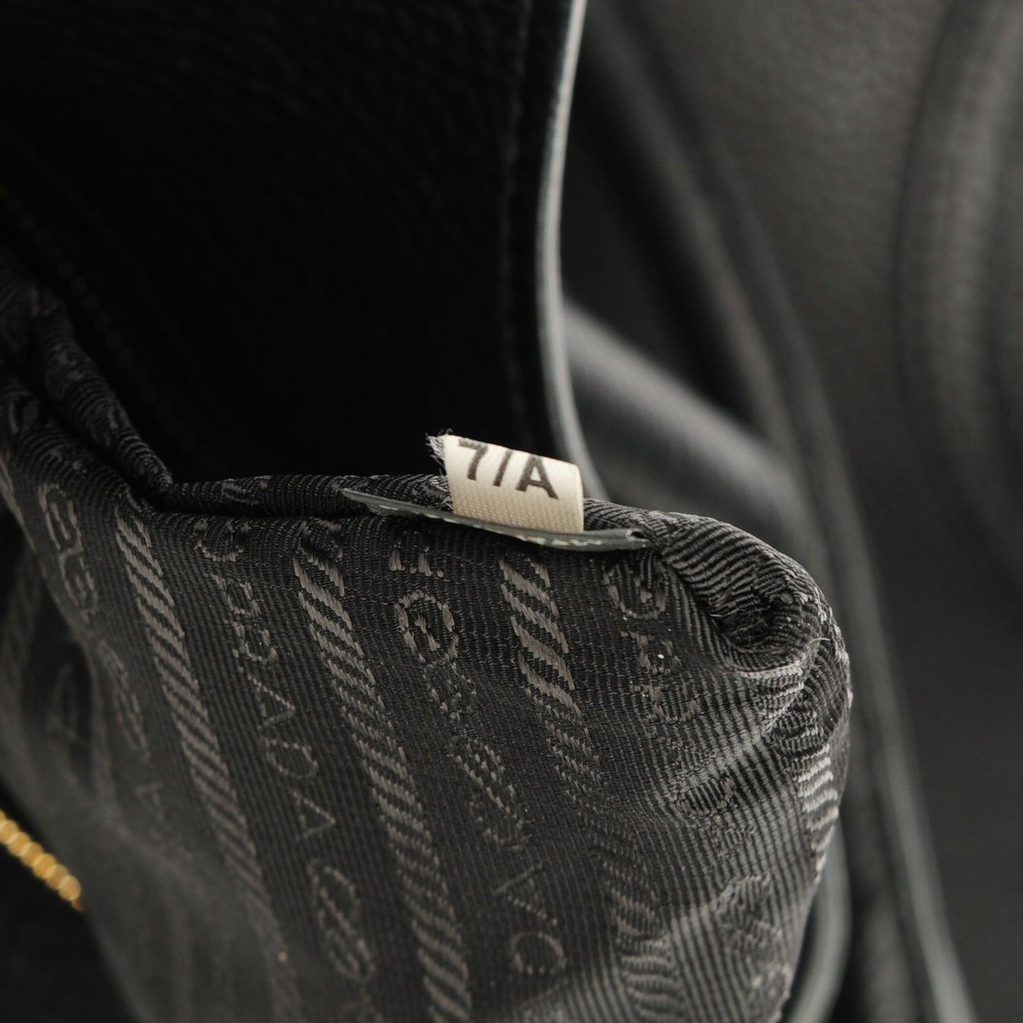 Vitello Daino Pushlock Tote Black