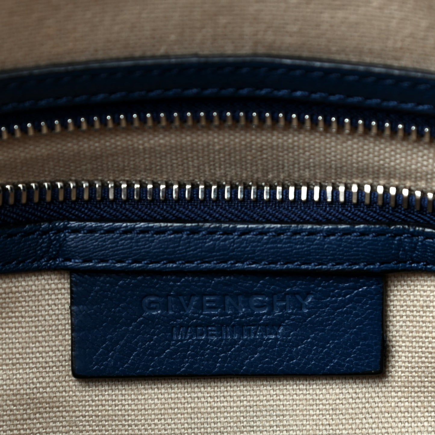 Sugar Goatskin Medium Antigona Navy