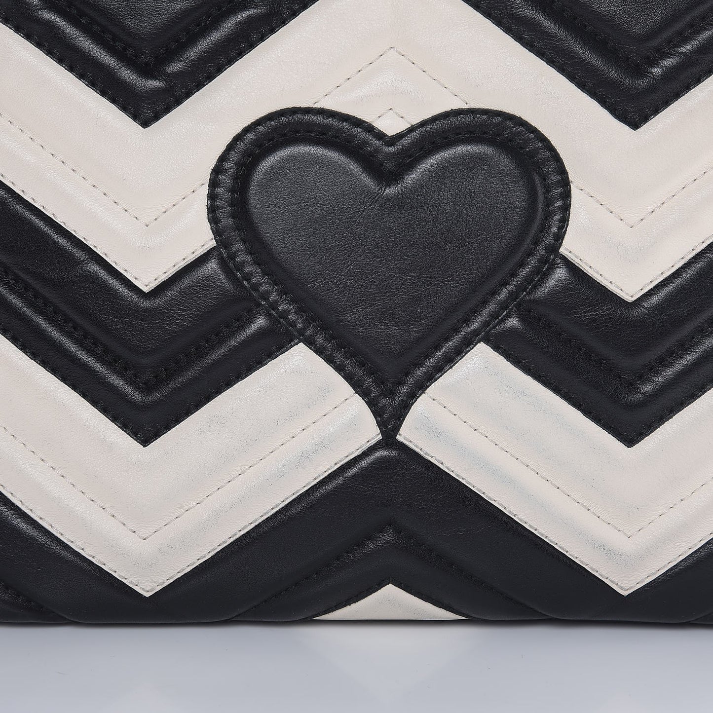 Calfskin Matelasse Medium GG Marmont Chain Shoulder Bag Black White