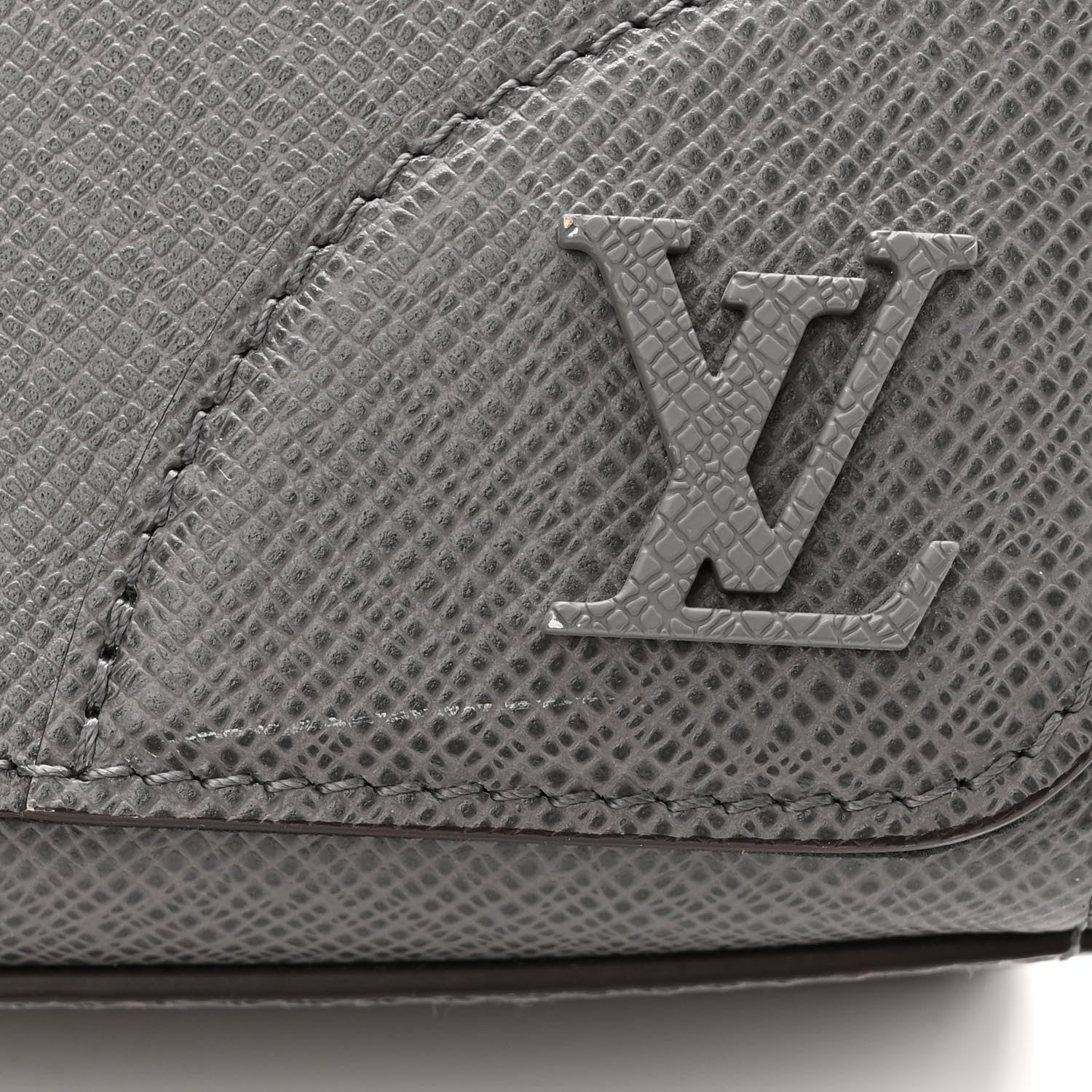 Louis Vuitton Taiga New Flap Messenger Gris 1214341 – FASHIONPHILE