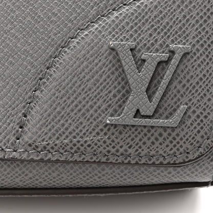 Louis Vuitton Taiga New Flap Messenger Gris 10 of 10