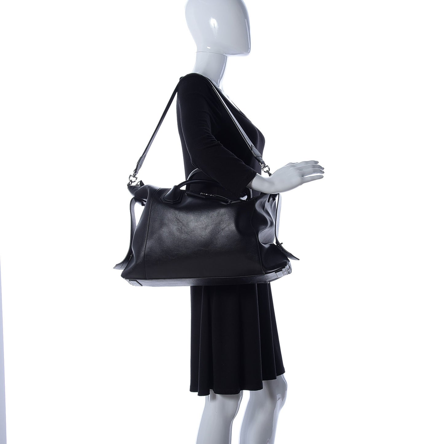 Smooth Calfskin Medium Soft Antigona Black