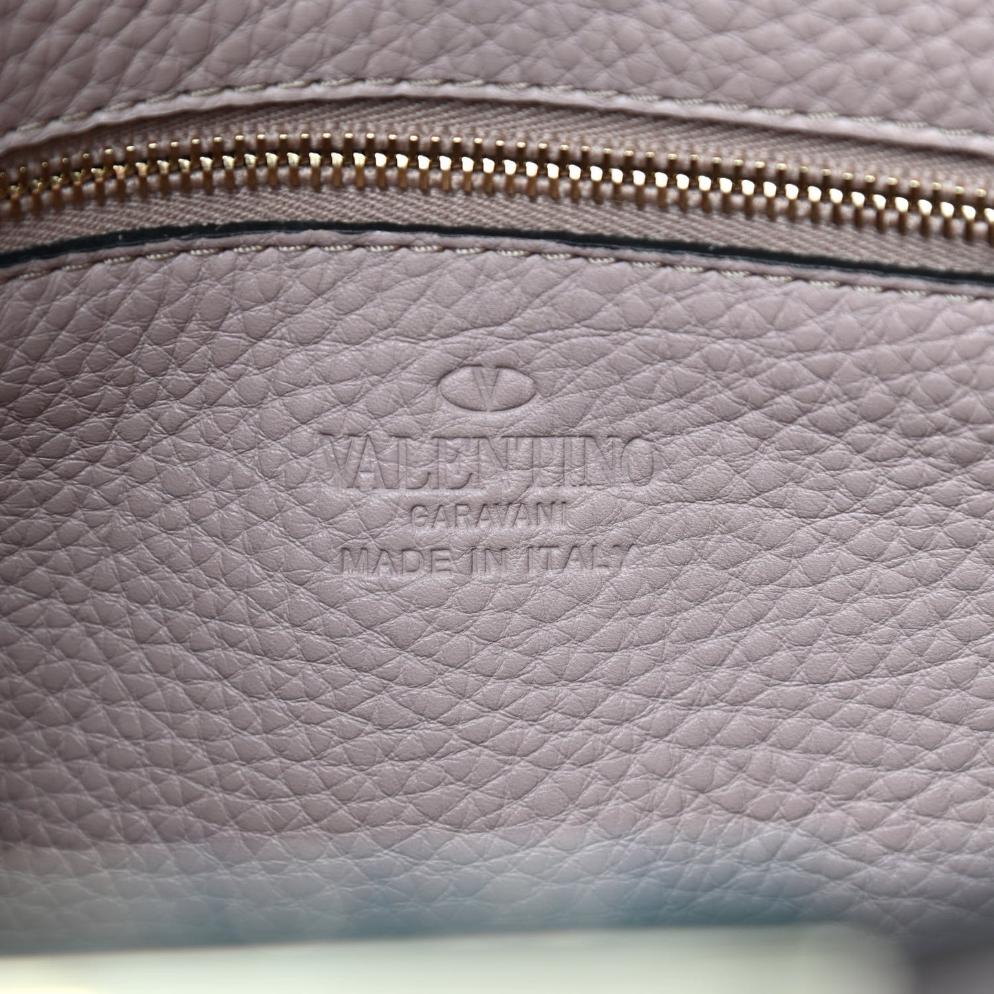 Pebbled Calfskin Small Rockstud Flip-Lock Messenger Bag Poudre