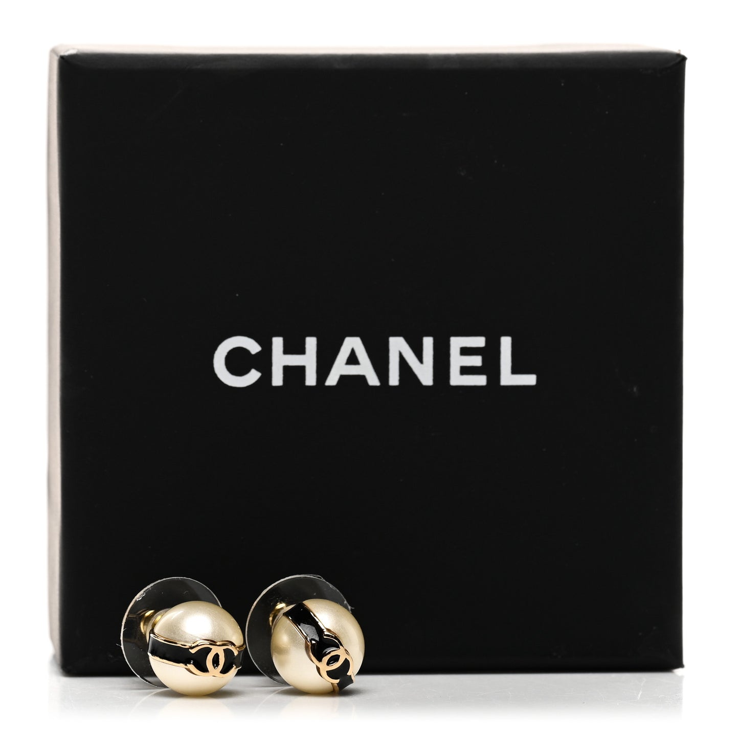 Pearl Metal CC Round Earrings White Black