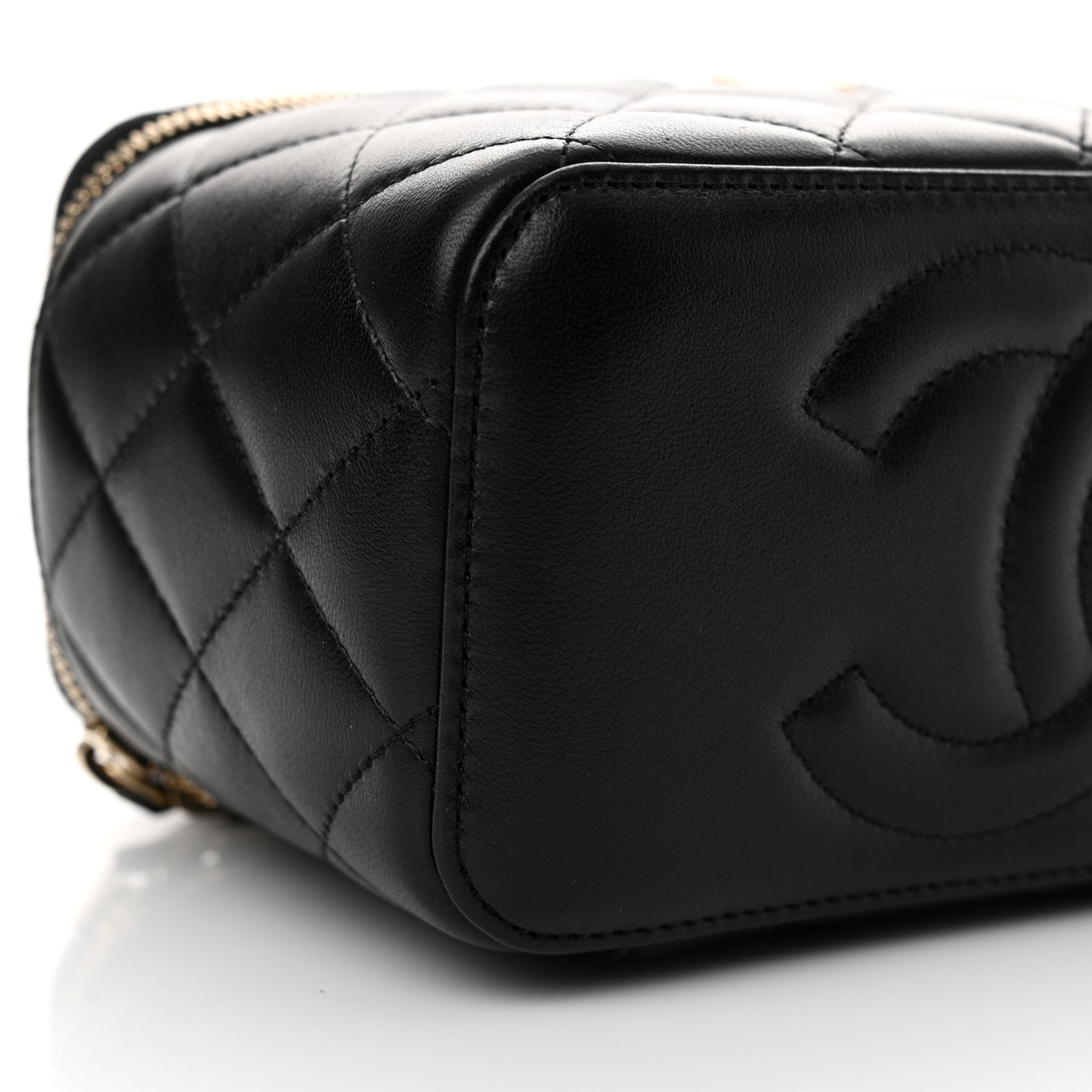 Lambskin Quilted Pearl Crush Small Vanity Case With Chain Black