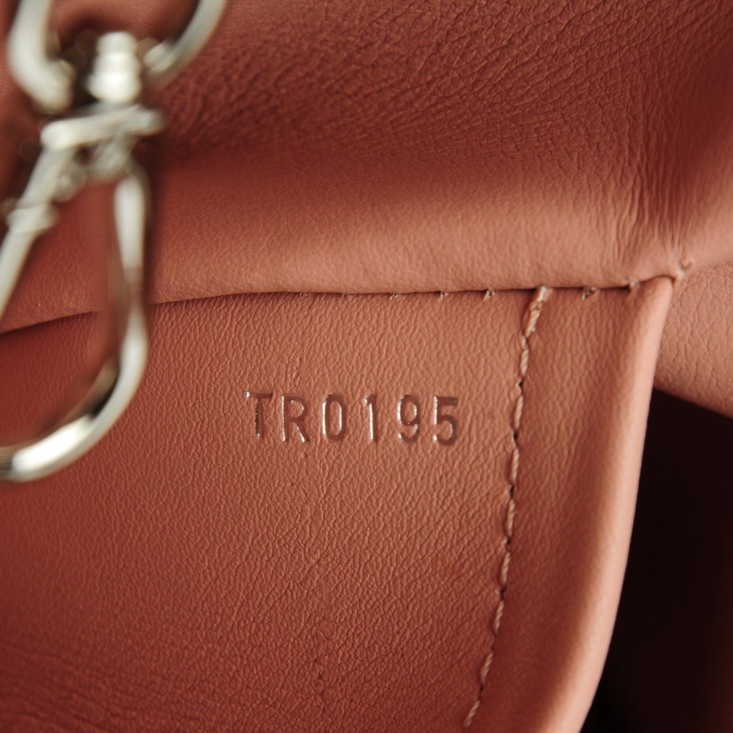 Louis Vuitton Taurillon Capucines MM Magnolia 7 of 7
