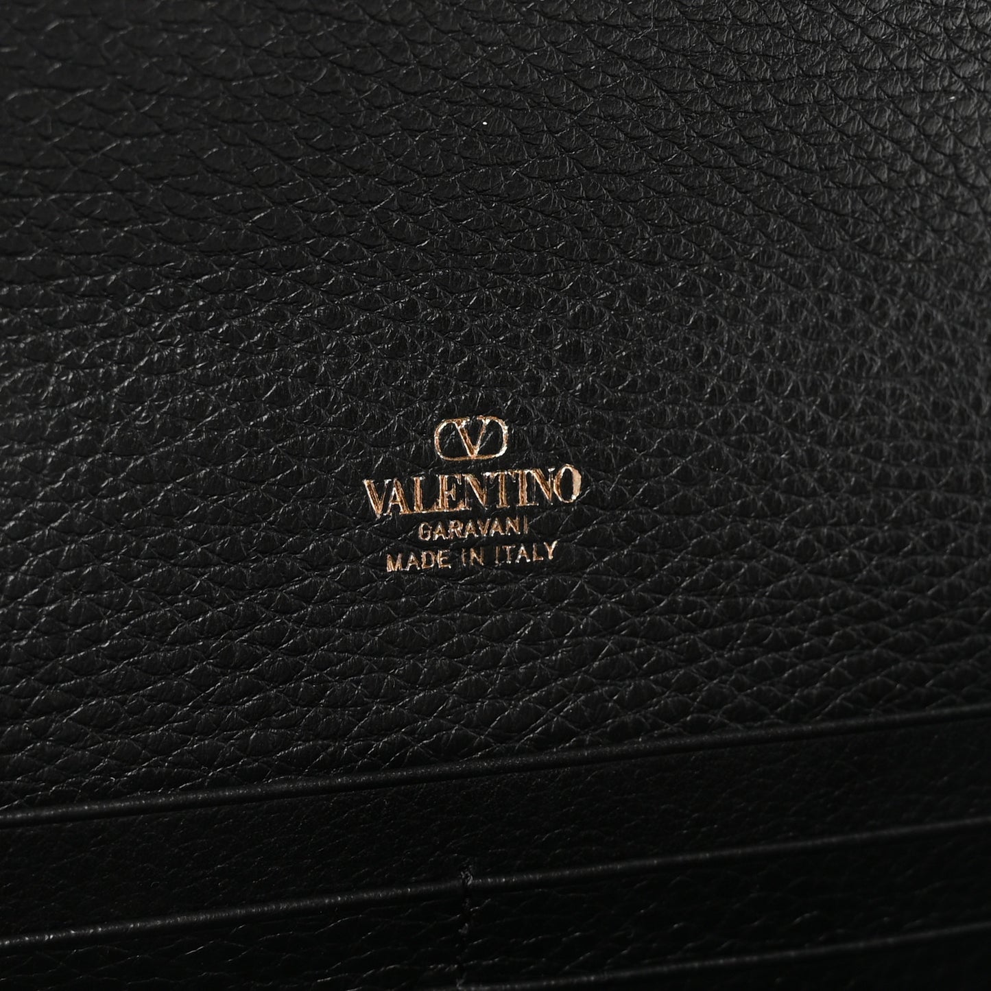 Pebbled Calfskin Rockstud Flip Lock Wallet On Chain Black