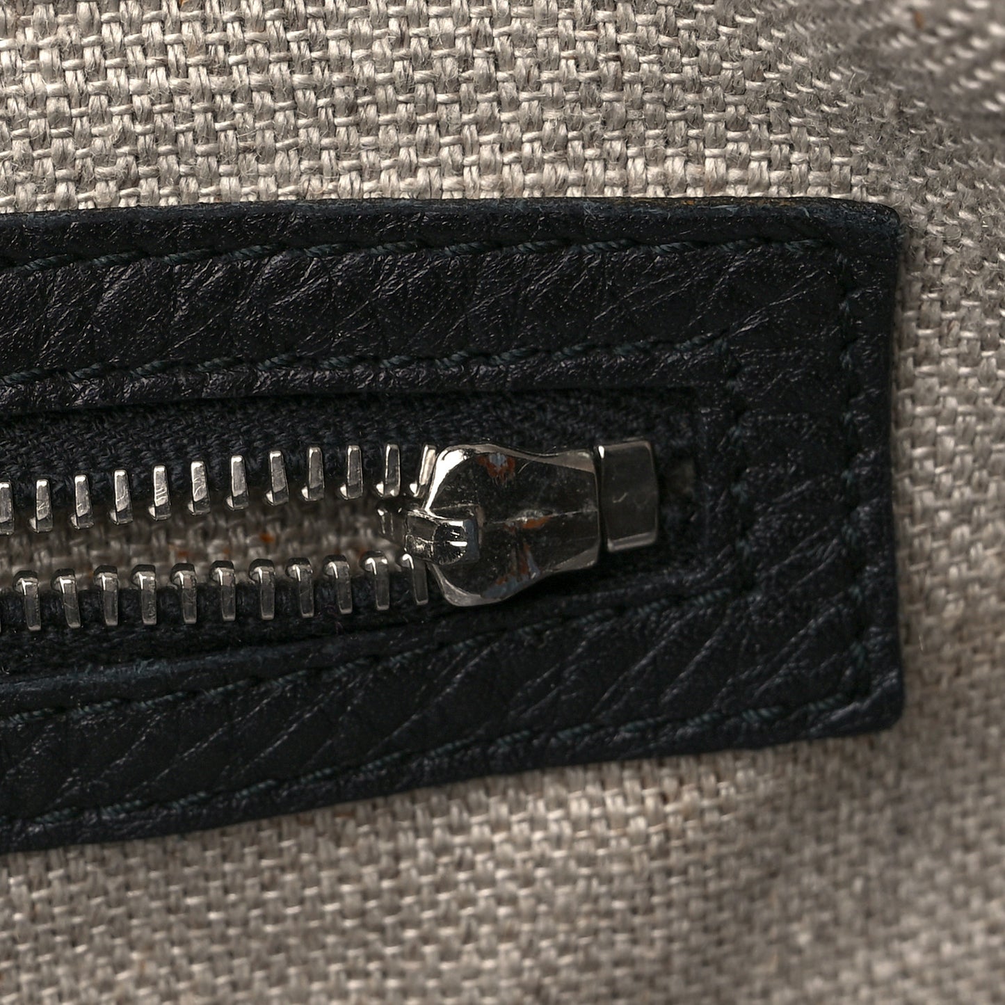 Pebbled Calfskin Large Icon Bit Hobo Black