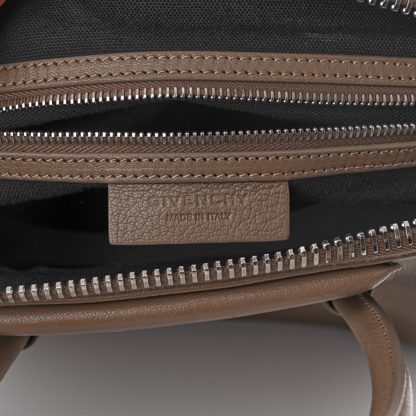 Sugar Goatskin Medium Antigona Sand