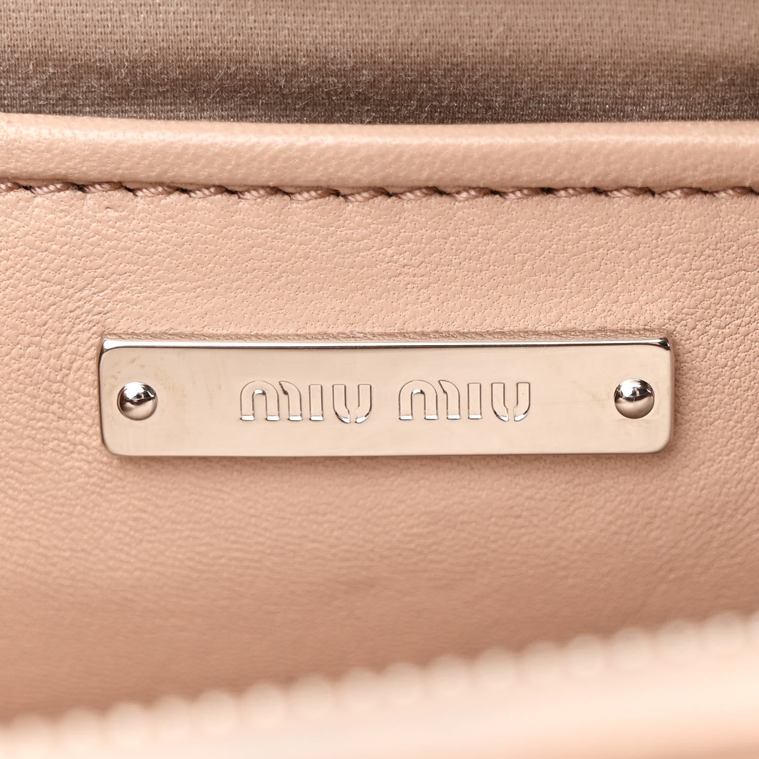 あ*き様 Miu Miu ピコレボルセ ハンドバッグ カメオ Miu Miu Nappa Matelasse Camera Bag Cammeo 1660633 – FASHIONPHILE