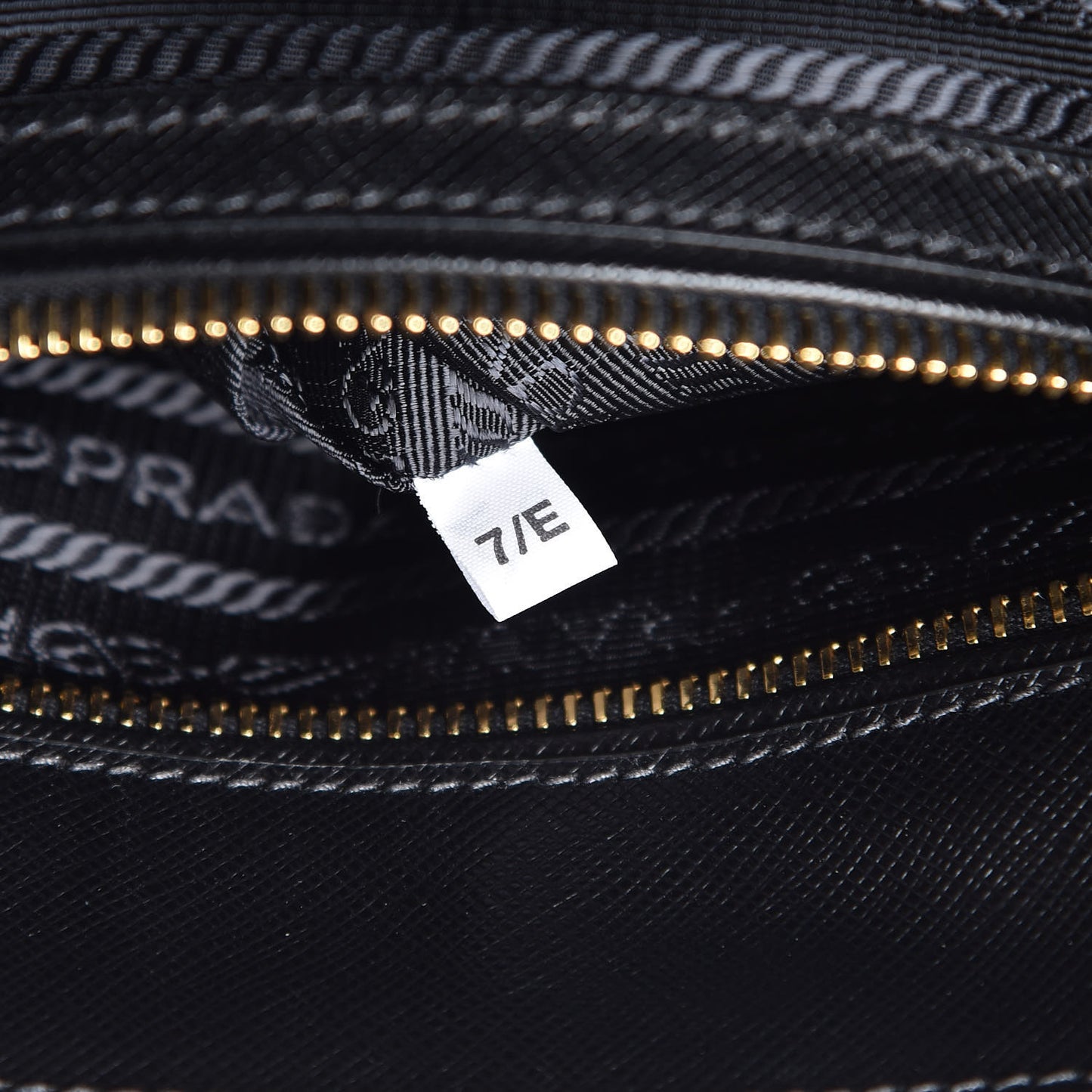 Saffiano Medium Galleria Double Zip Tote Black