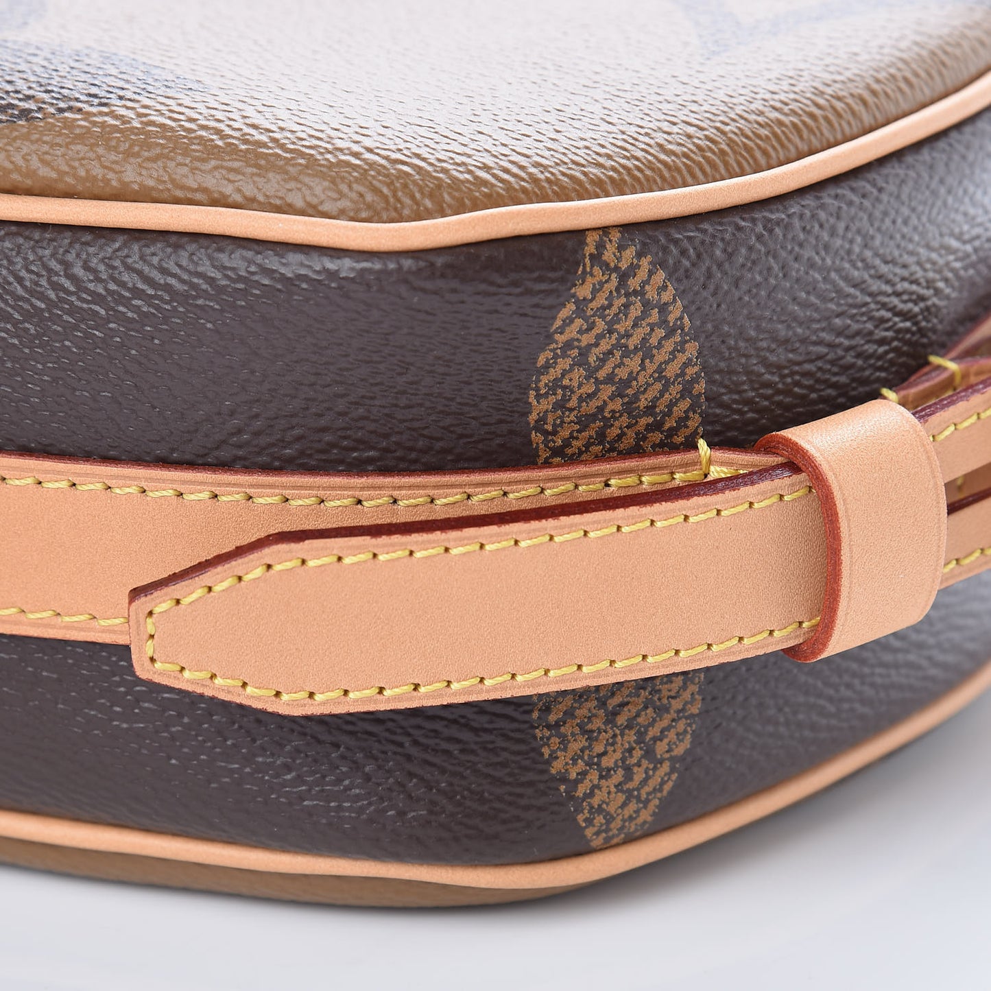 Reverse Monogram Giant Boite Chapeau Souple