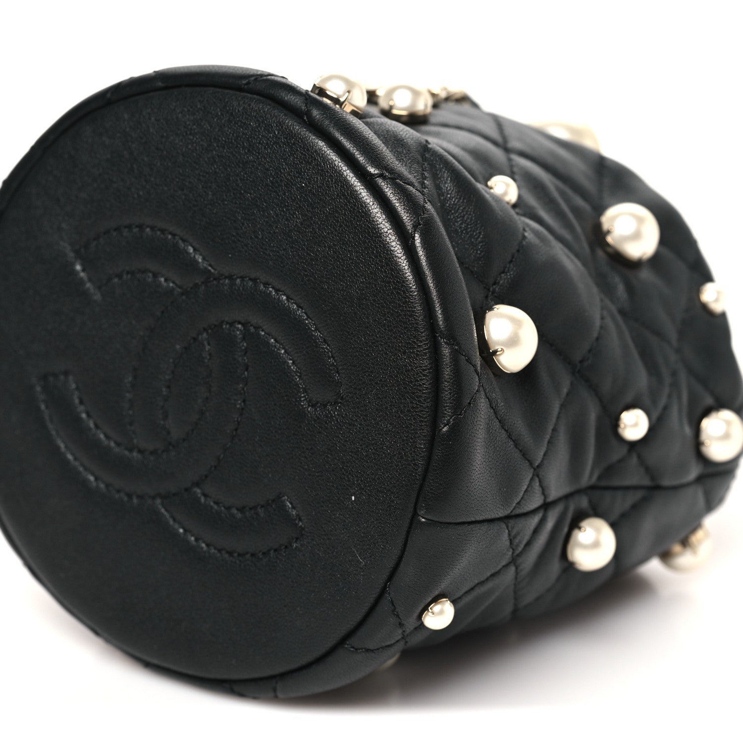 CHANEL ブラック ボディバッグ キルティング Chanel Lambskin Quilted Pearl Mini About Pearls Drawstring Bag