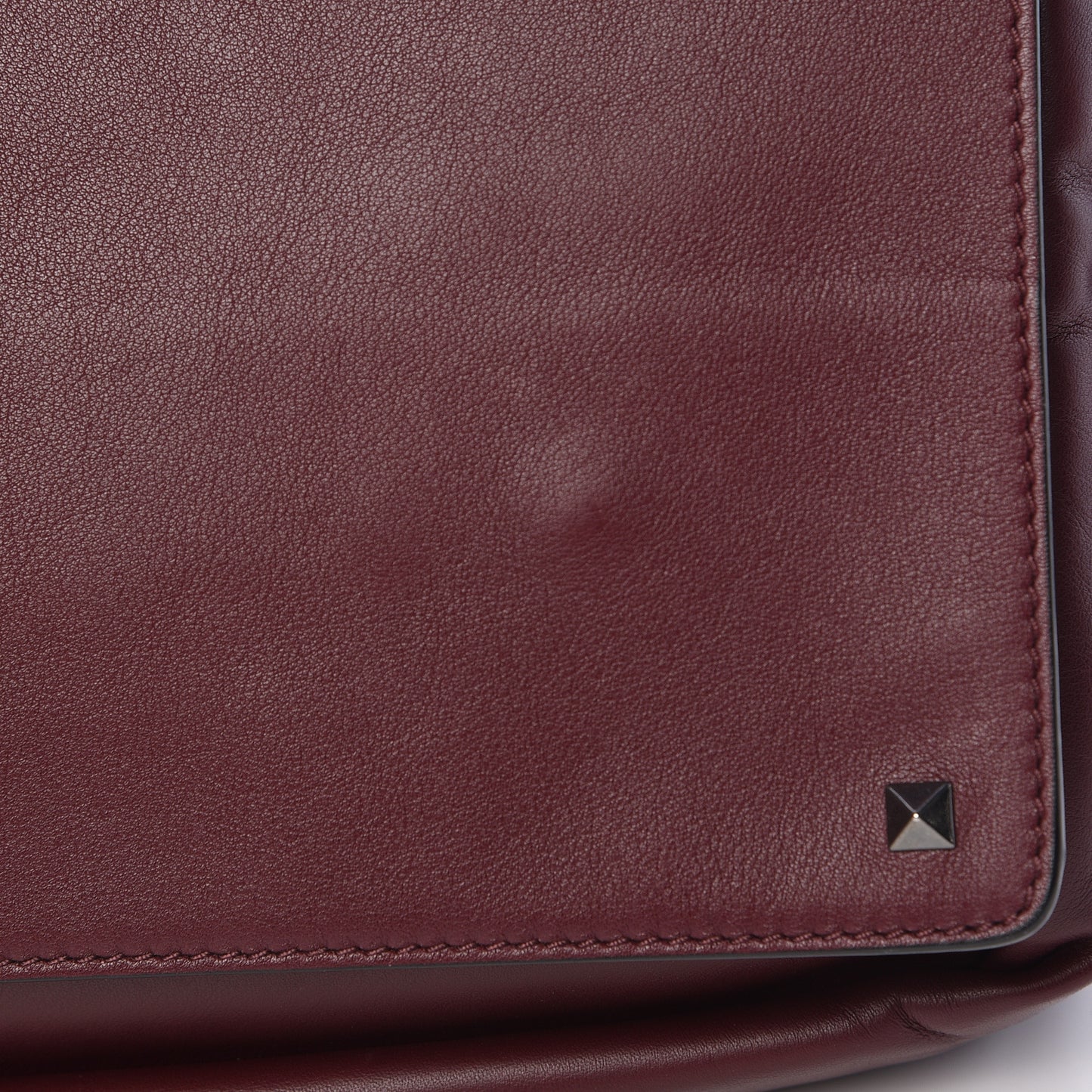 Vitello Rockstud Messenger Bag Rubin