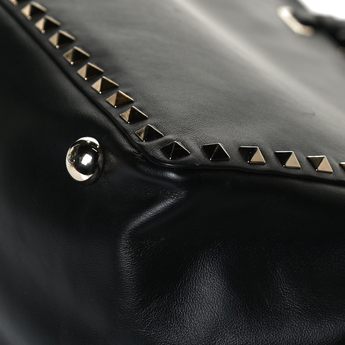 Vitello Medium Rockstud Tote Black
