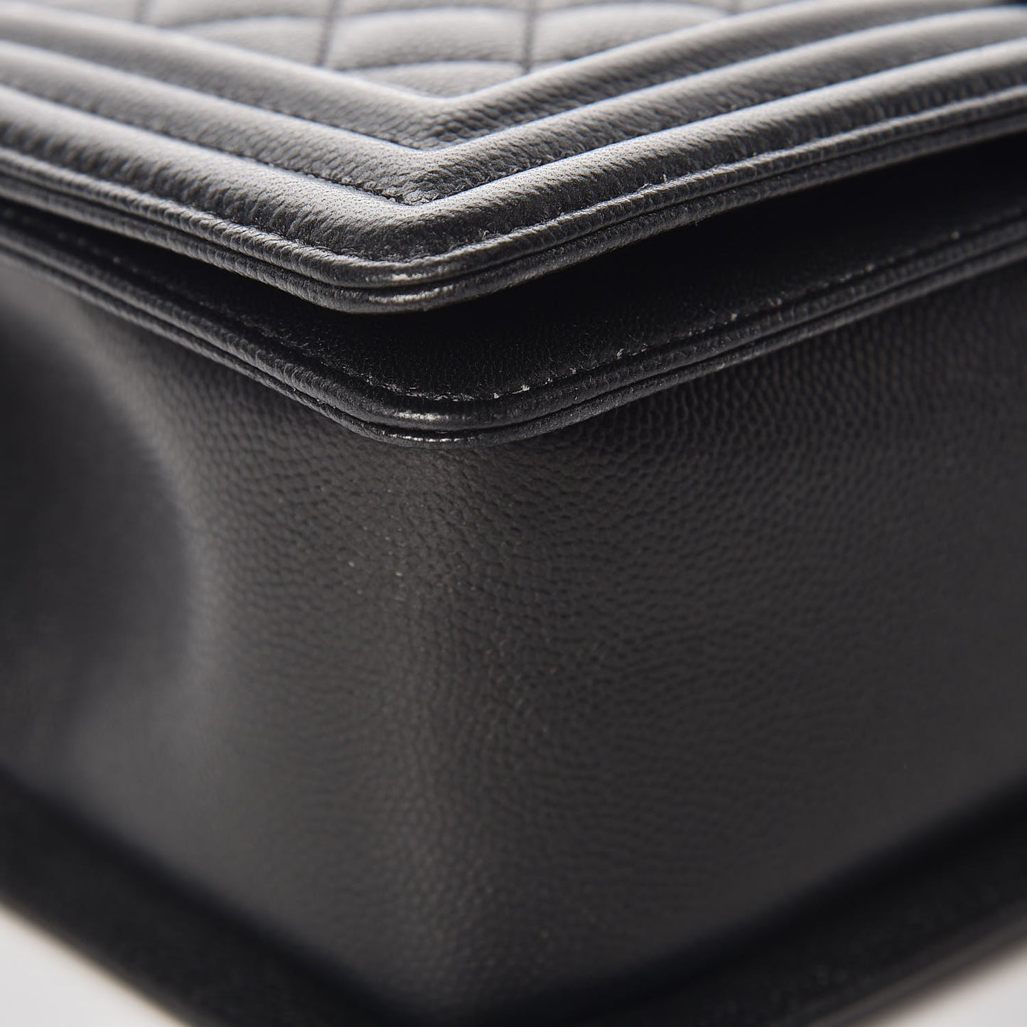 Caviar Quilted Medium Boy Flap So Black