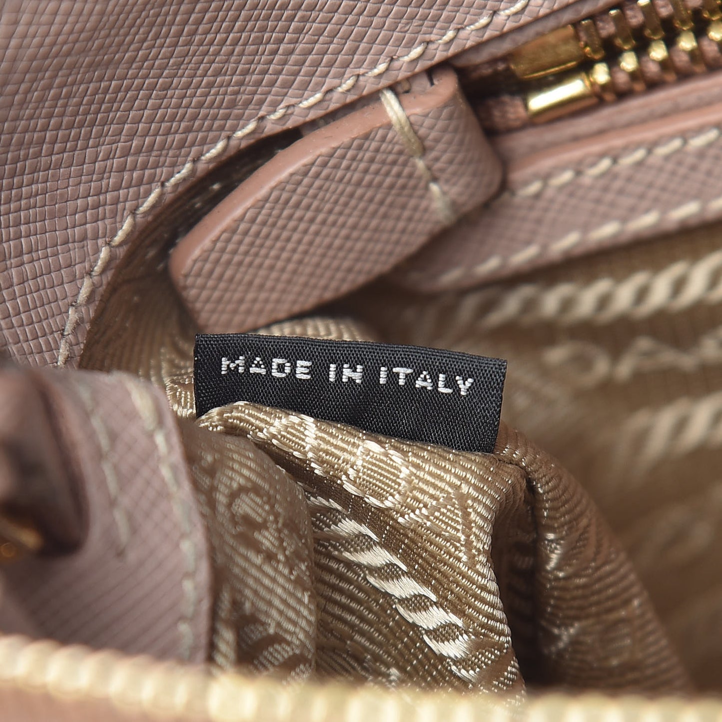 Saffiano Medium Galleria Double Zip Tote Cammeo