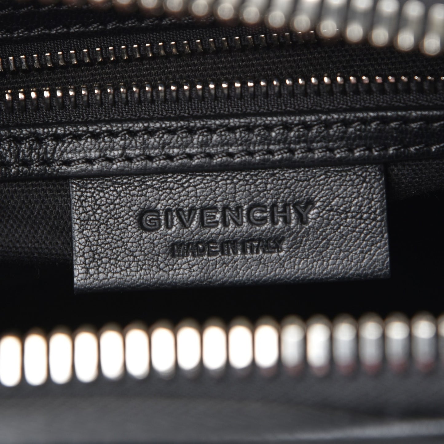 Grained Calfskin Small Antigona Black