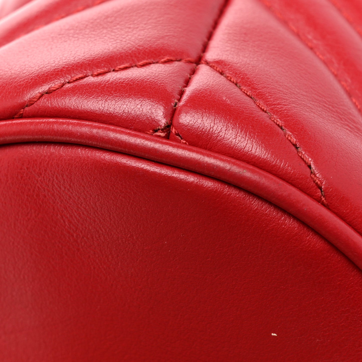 Calfskin Matelasse Mini GG Marmont 2.0 Bucket Bag Hibiscus Red