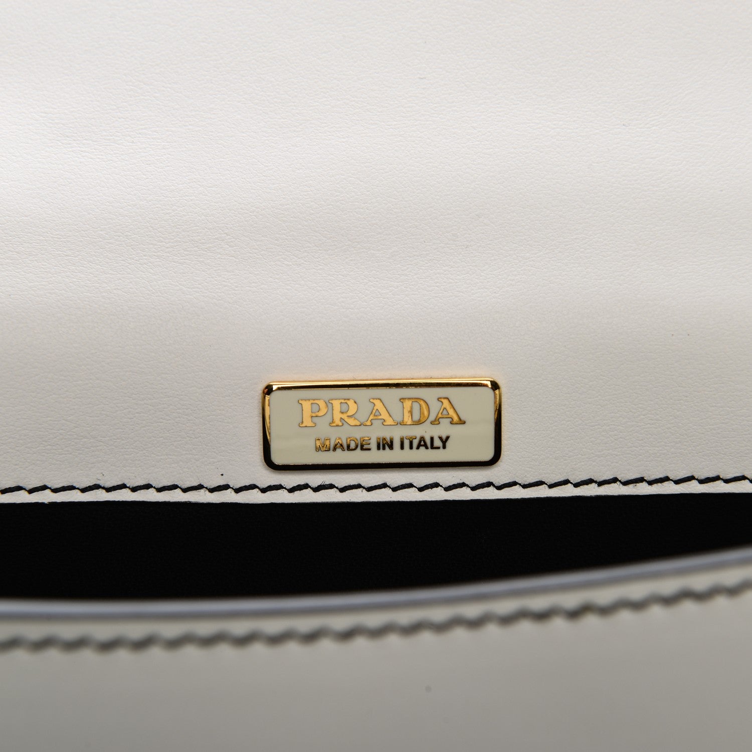 高級ブランドPRIDONNA/ショルダー/ シープレザー/定価38000円 Prada City Calf Pionniere Saddle Bag Black White 204284 – FASHIONPHILE