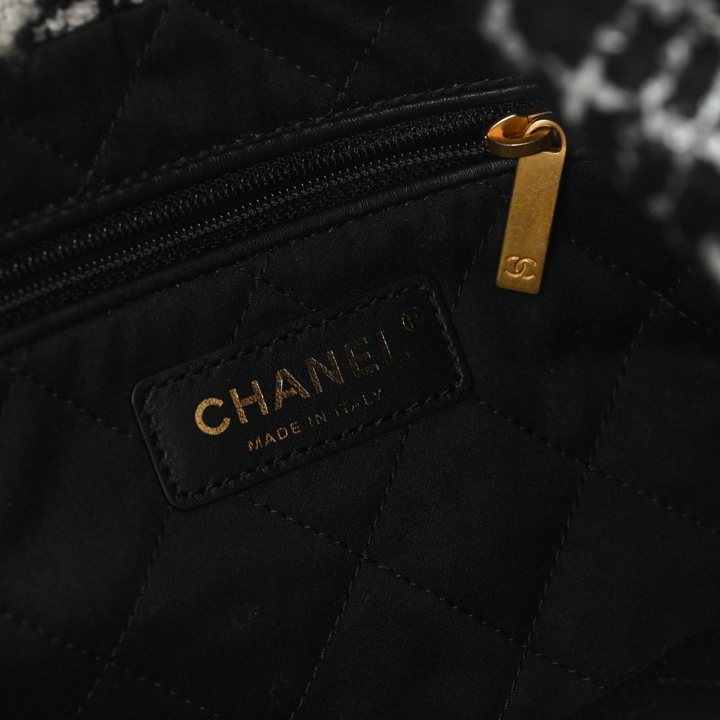 Cashmere Quilted Camellia Chanel 22 Black White