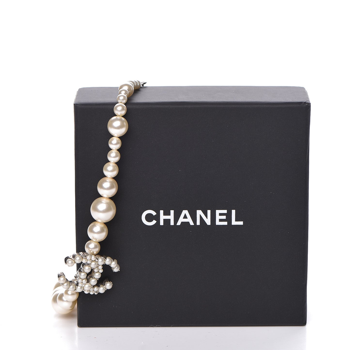 Graduated Pearl CC Short Necklace Silver