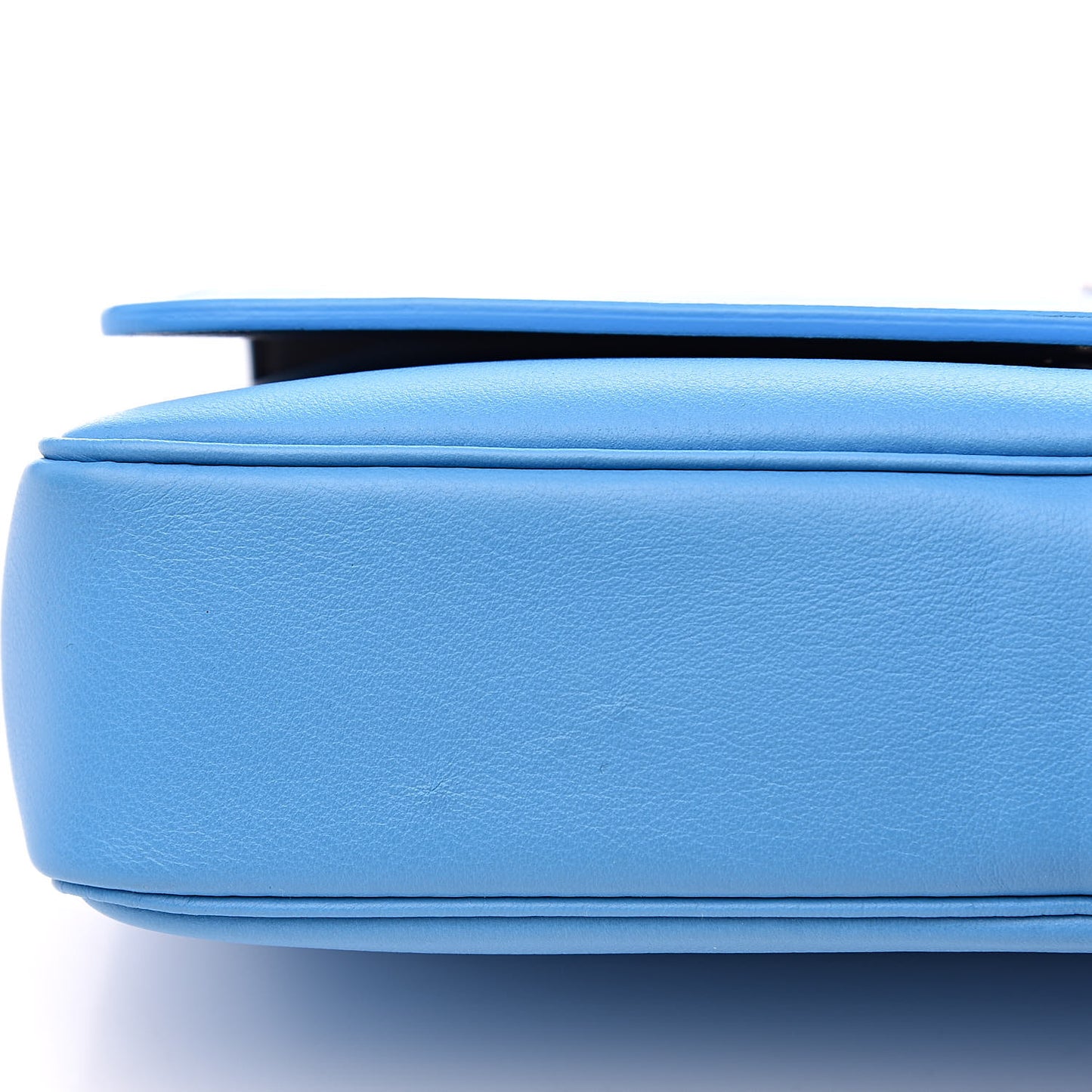 Pebbled Calfskin Logo Everyday Flap Chain Wallet Bright Bleu
