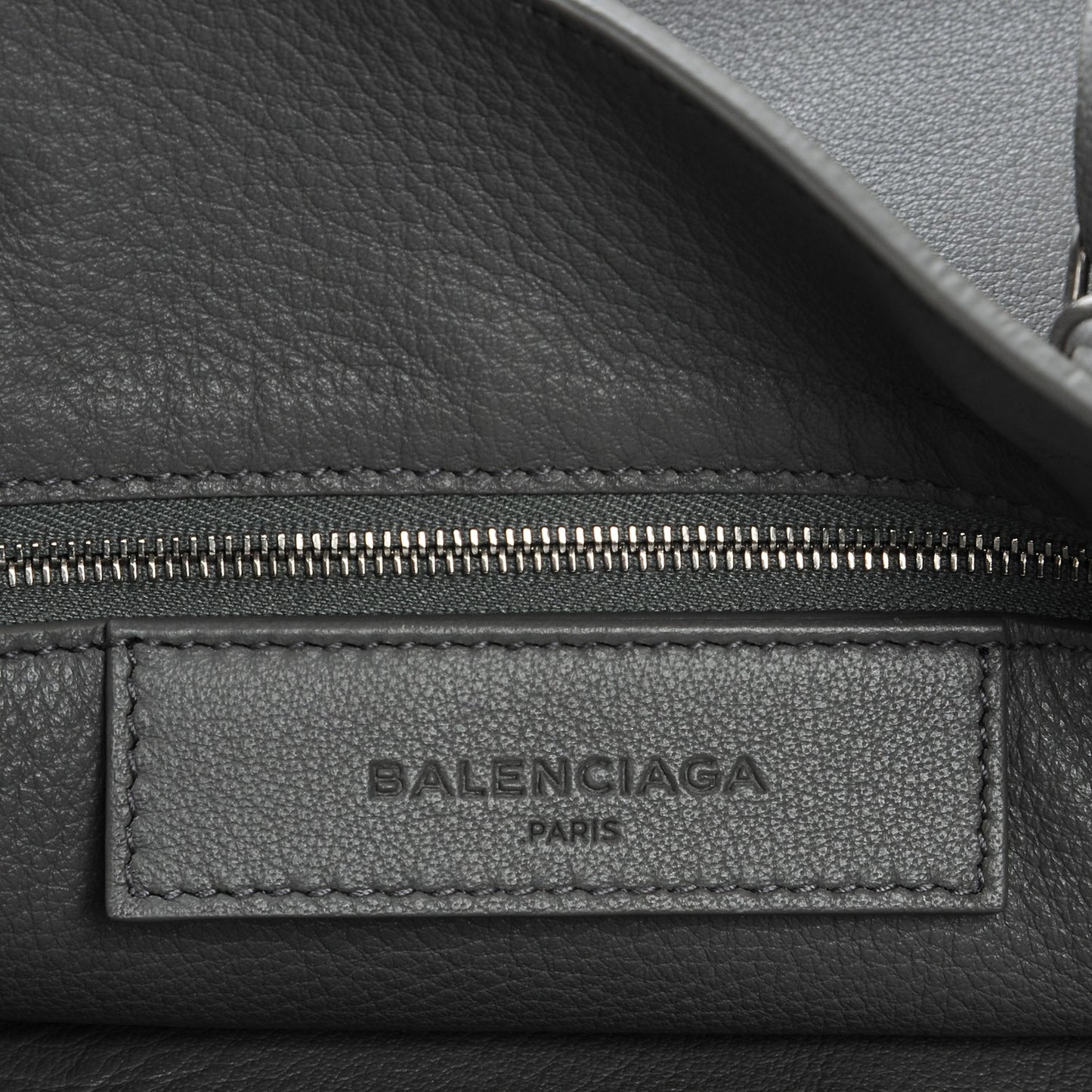 Veau Papier B4 Zip Around Tote Gris Acier