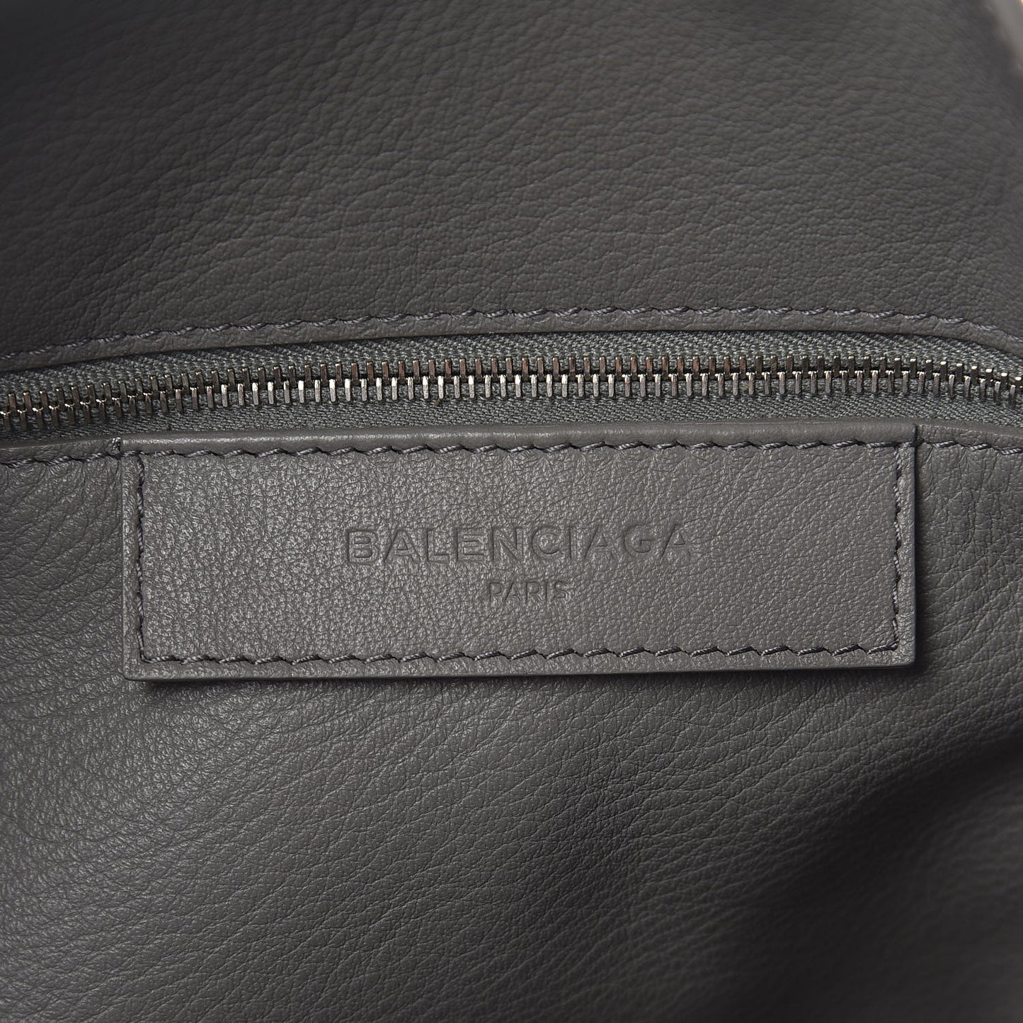 Veau Papier B4 Zip Around Tote Gris Acier
