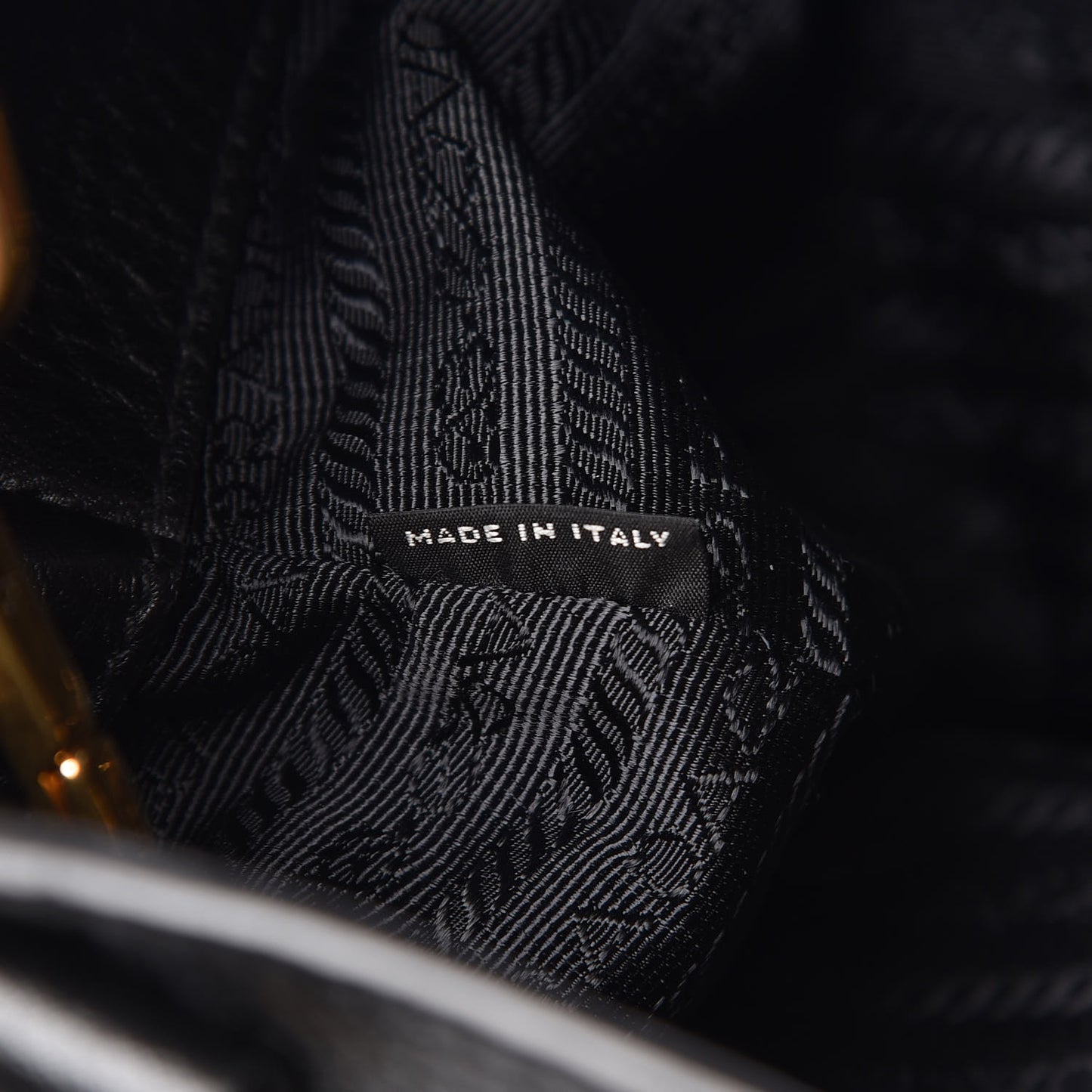 Vitello Daino Shoulder Bag Black
