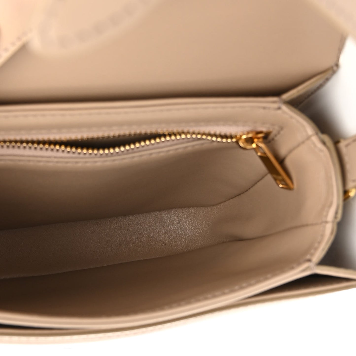 Shiny Calfskin Triomphe Besace Clea Pebble