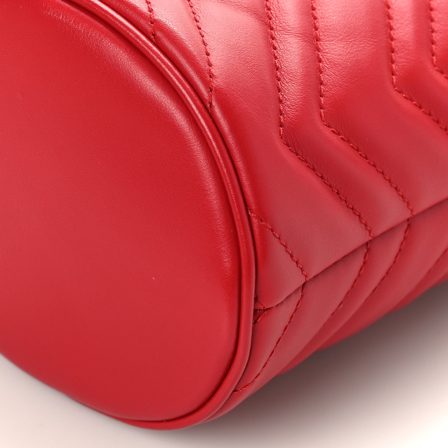Calfskin Matelasse Mini GG Marmont 2.0 Bucket Bag Hibiscus Red