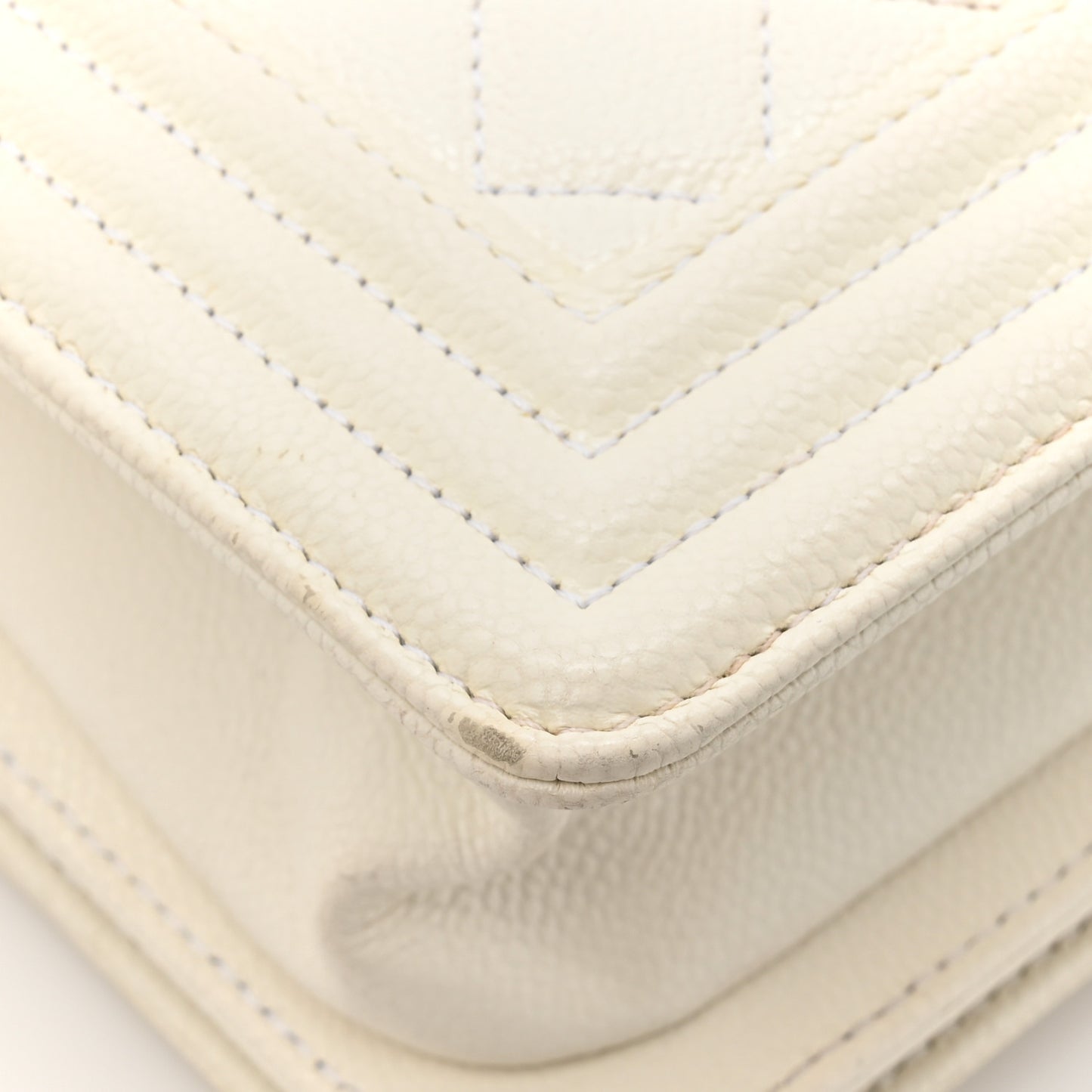 Caviar Quilted Medium Boy Flap White