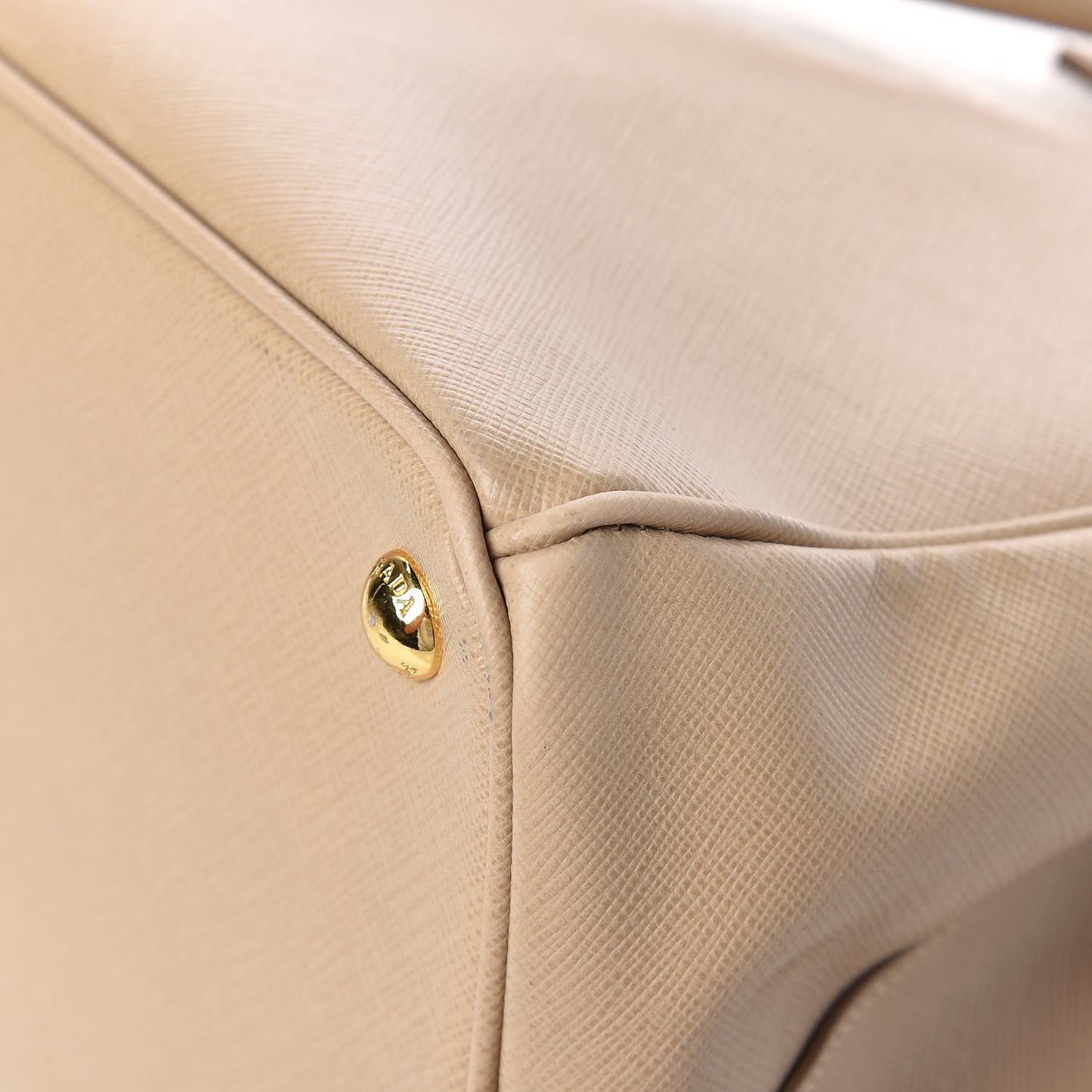 Saffiano Medium Galleria Double Zip Tote Sabbia