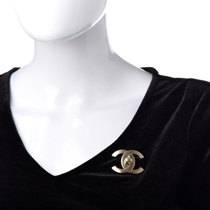 Chanel CC Turnlock Brooch Gold 2 of 5