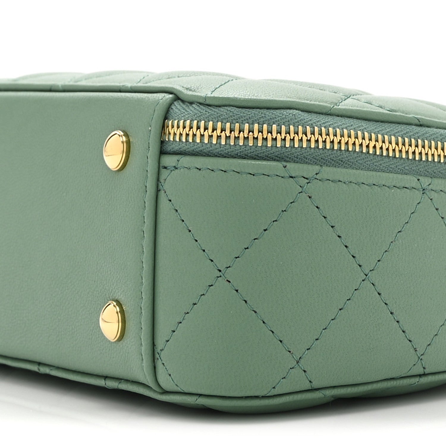 CHANELシャネルビューティーノベルティバッグ　グリーン Chanel Lambskin Quilted Chic Riviera Top Handle Vanity Case Green