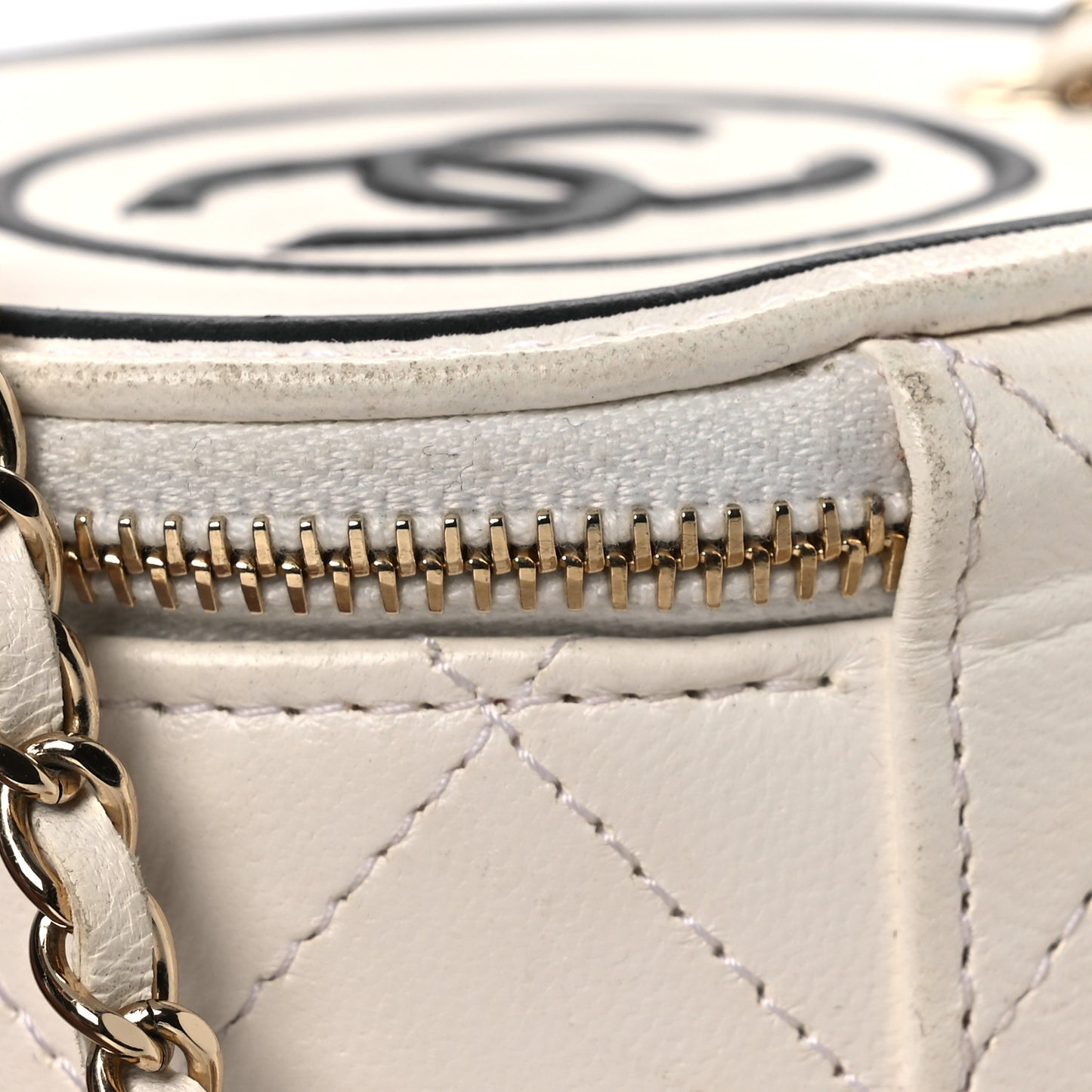 Lambskin Quilted Round Small Vanity Case With Chain White Black