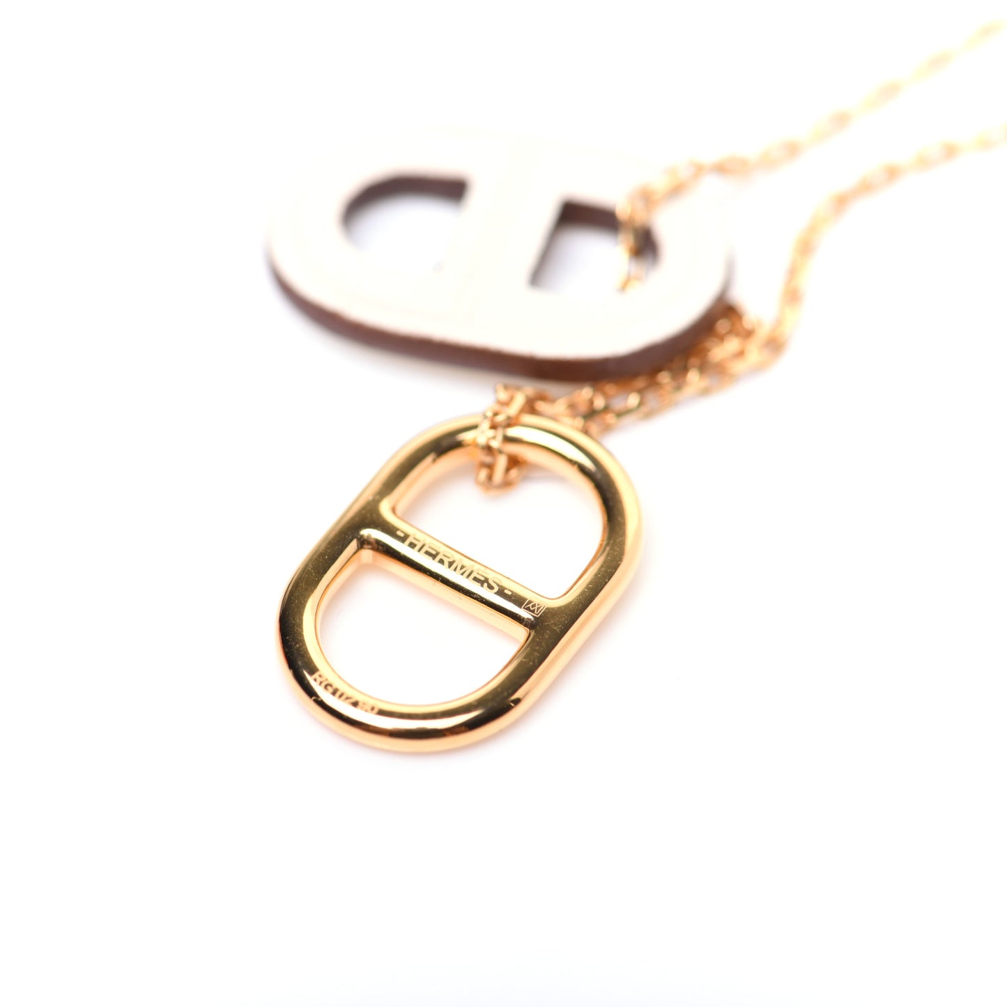 Swift O'Maillon Pendant Necklace White